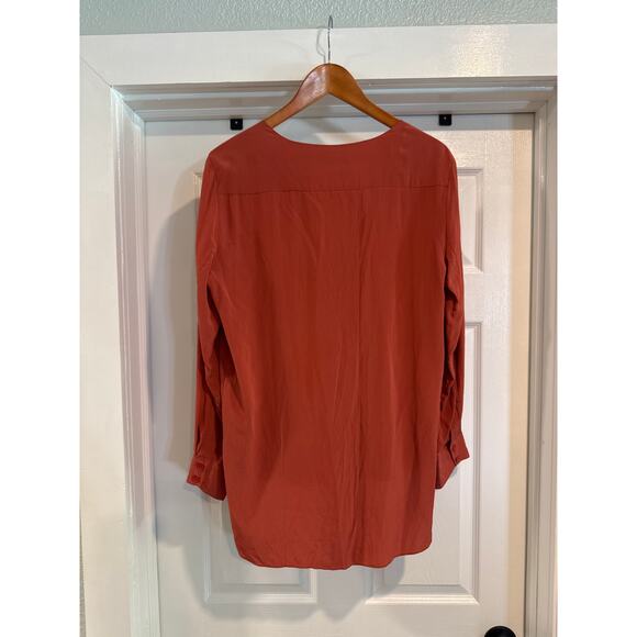 BCBG Maxazria Luxurious100% Silk Blouse Size Medium - Picture 7 of 8